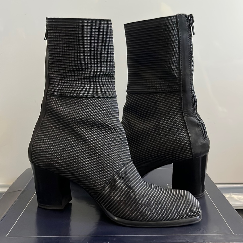 LUC BERJEN “Enix” Boots, size 6